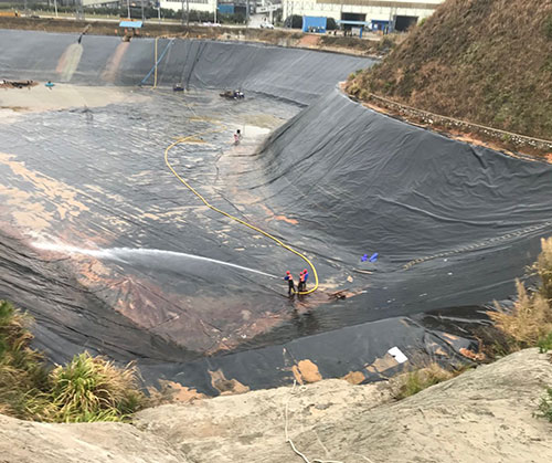 头屯河废水池清理