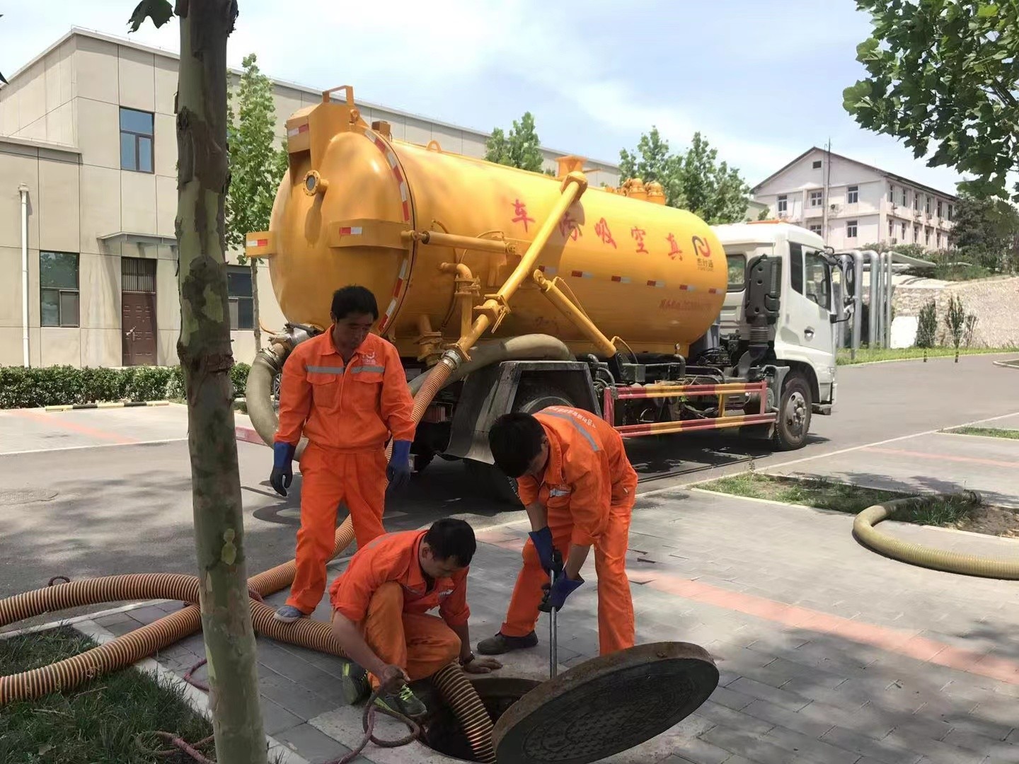 头屯河管道疏通车停在窨井附近